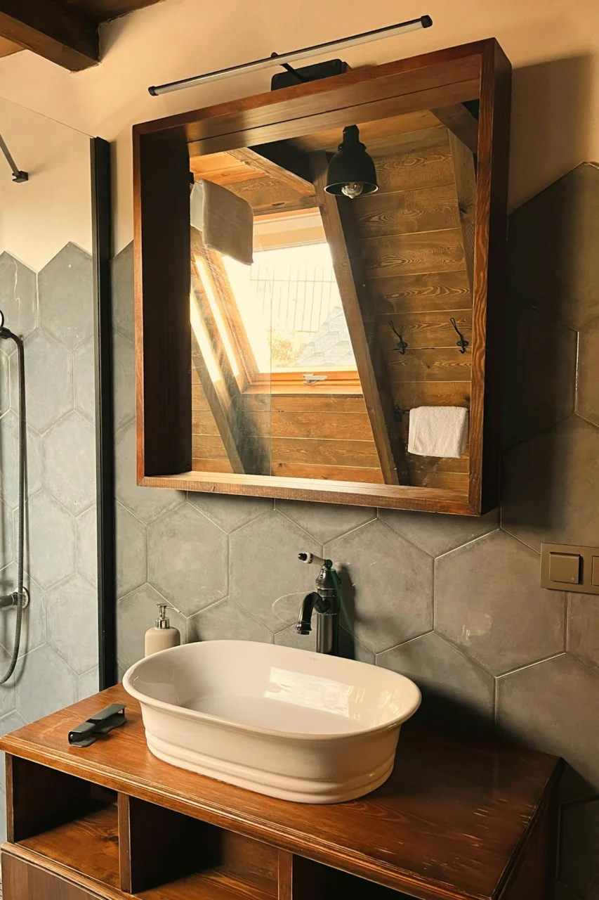 A bathroom with a sink and a mirror