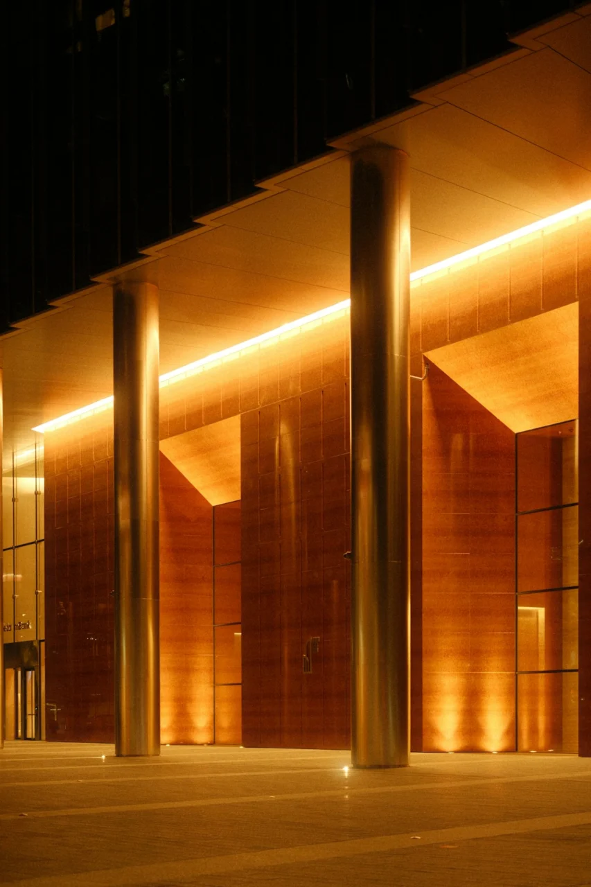 a building that has a bunch of columns in front of it