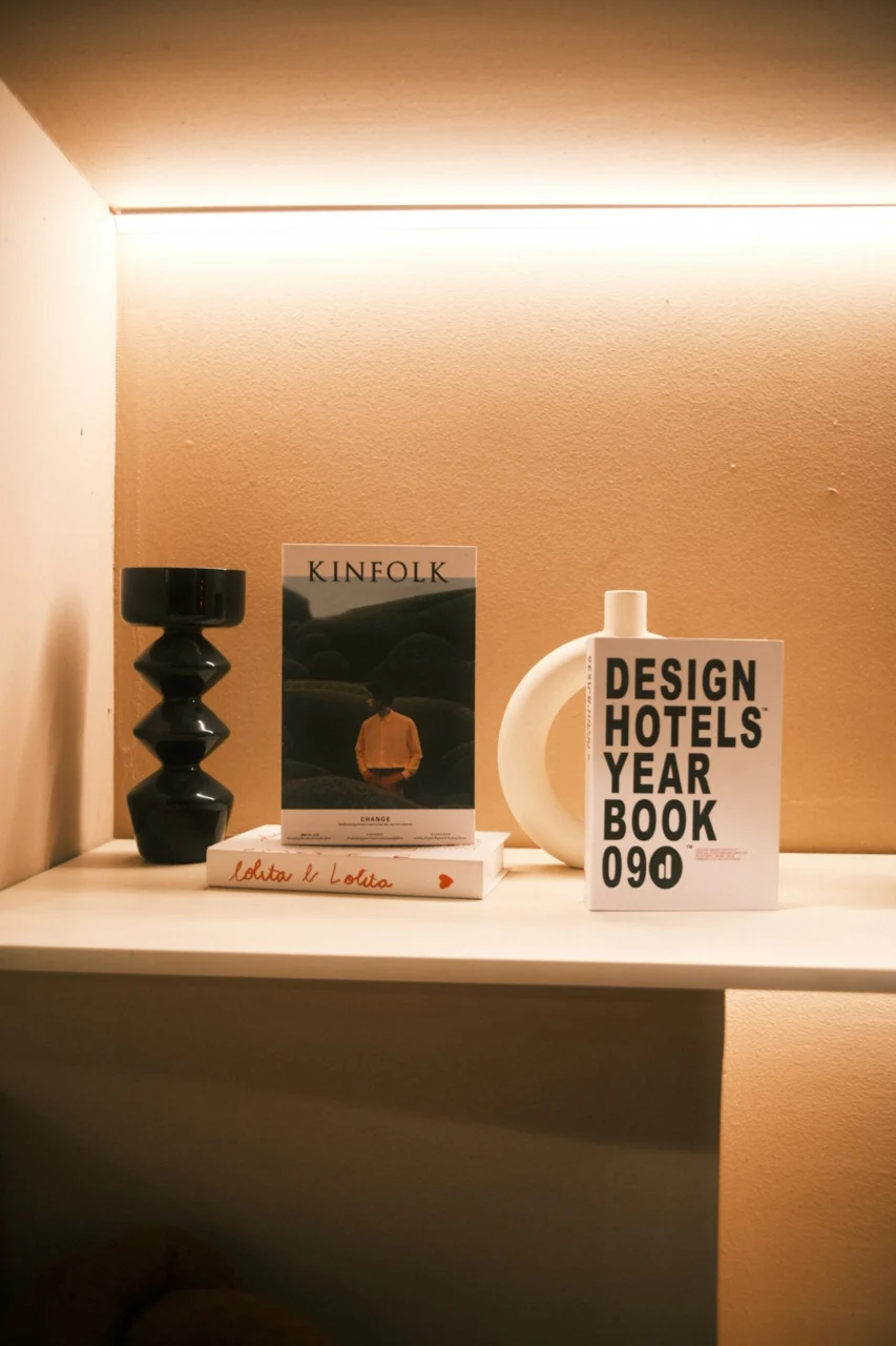Books and decorative objects on a shelf