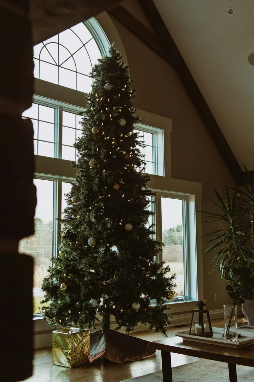 Decorated christmas tree in a modern living room