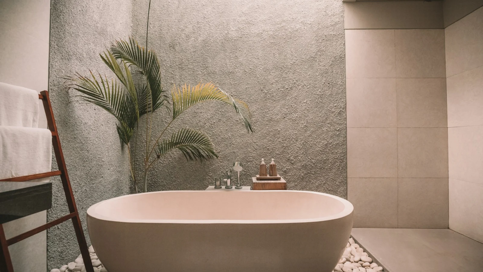 white ceramic bathtub